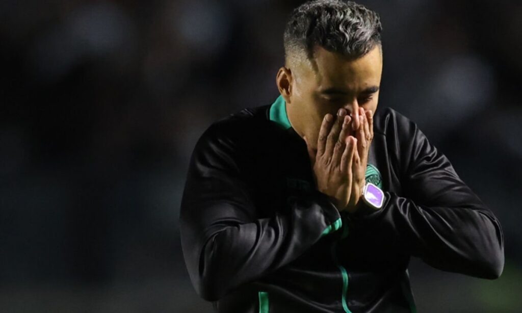 jair ventura com cara de preopcupado em jogo do juventude próximo adversário do flamengo