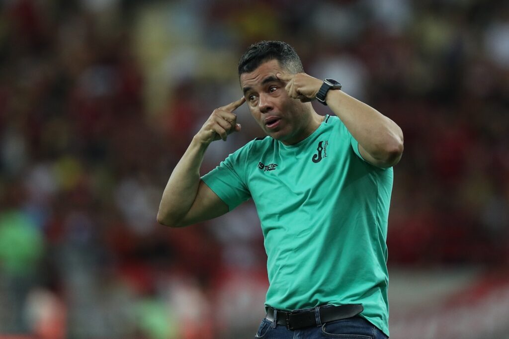 Jair Ventura, técnico do Juventude, gesticula durante partida entre Flamengo e Juventude pelo Brasileirão 2024, no Estádio do Maracanã