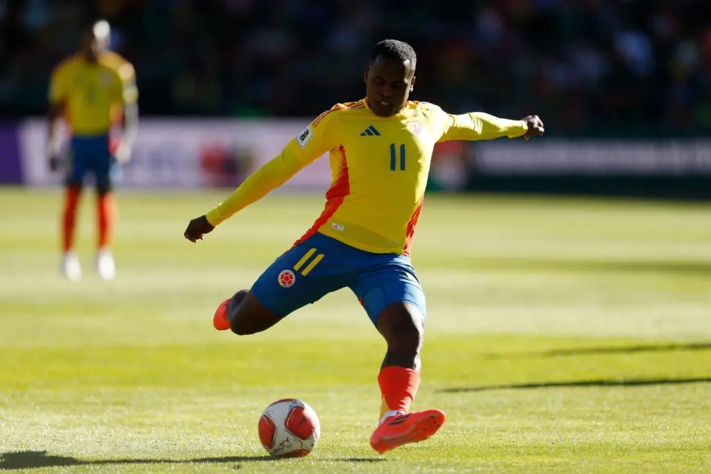 Jhon Arias, da Colômbia, chuta a bola durante a partida das eliminatórias sul-americanas da Copa do Mundo da FIFA 2026 entre Bolívia e Colômbia