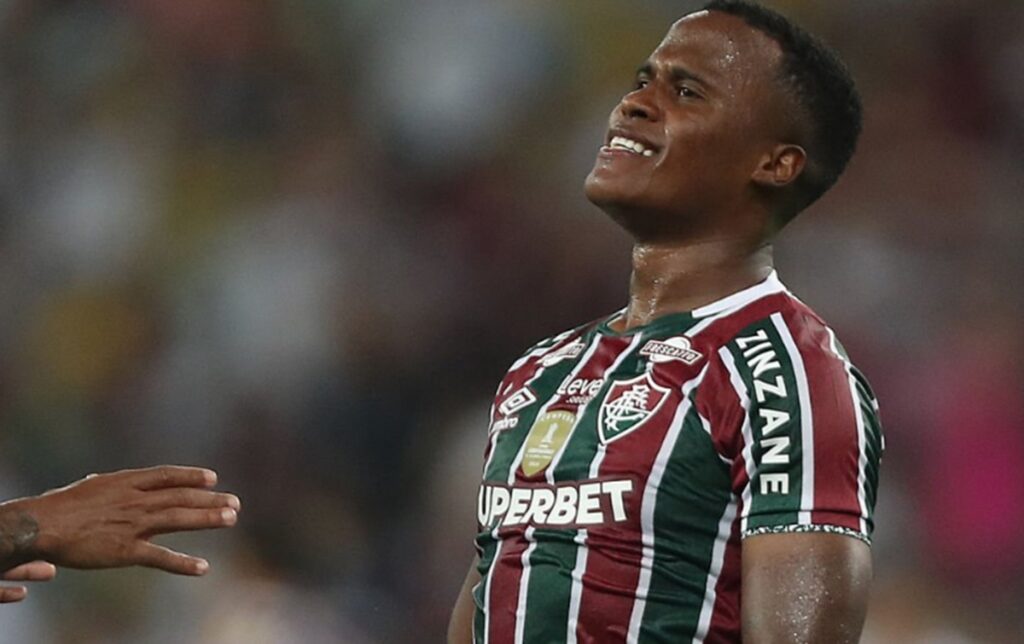 jhon arias se lamenta em jogo do fluminense meia pode não pegar o flamengo