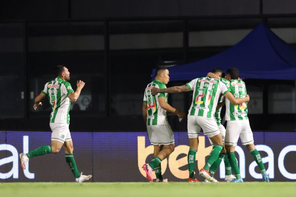 Jogadores do Juventude comemoram o primeiro gol do time de Edson Carioca durante partida do Brasileirão 2024 entre Vasco da Gama e Juventude, em São Januário