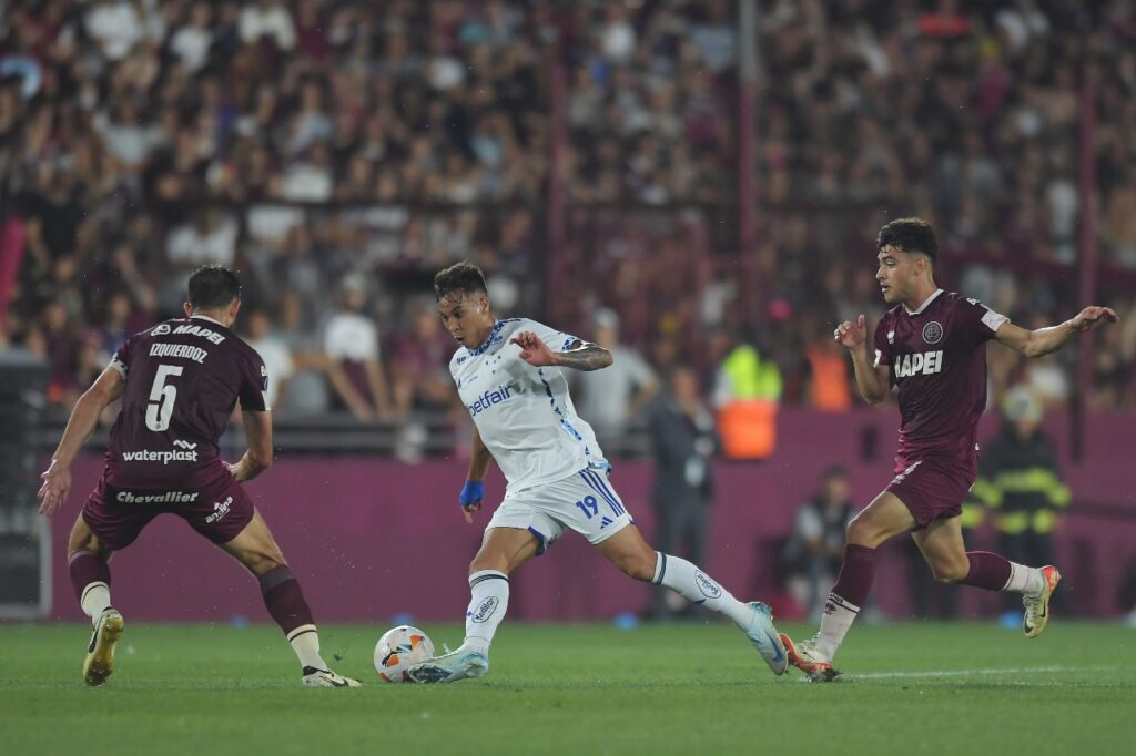 Antes de enfrentar o Flamengo, Cruzeiro vence Lanús e avança à final da Sul-Americana