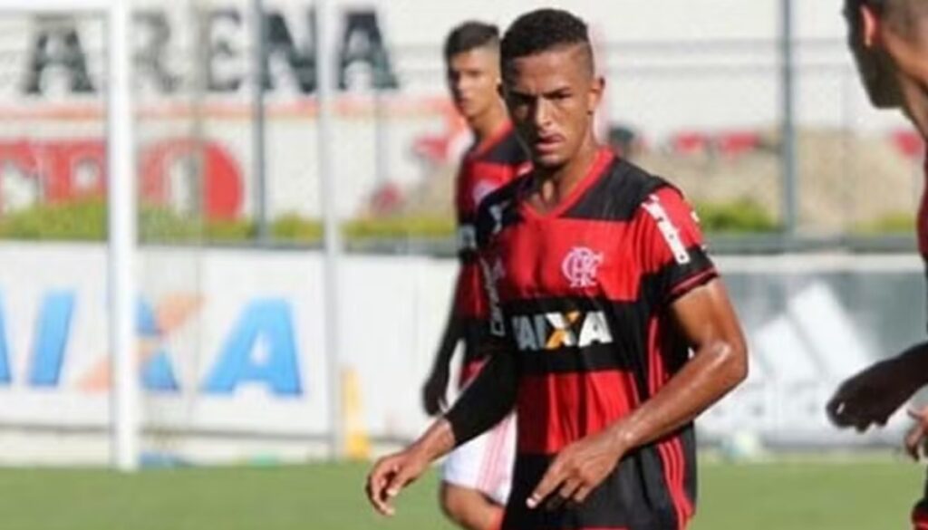 Ex-Flamengo que atuou com Vini Jr joga na várzea para sobreviver