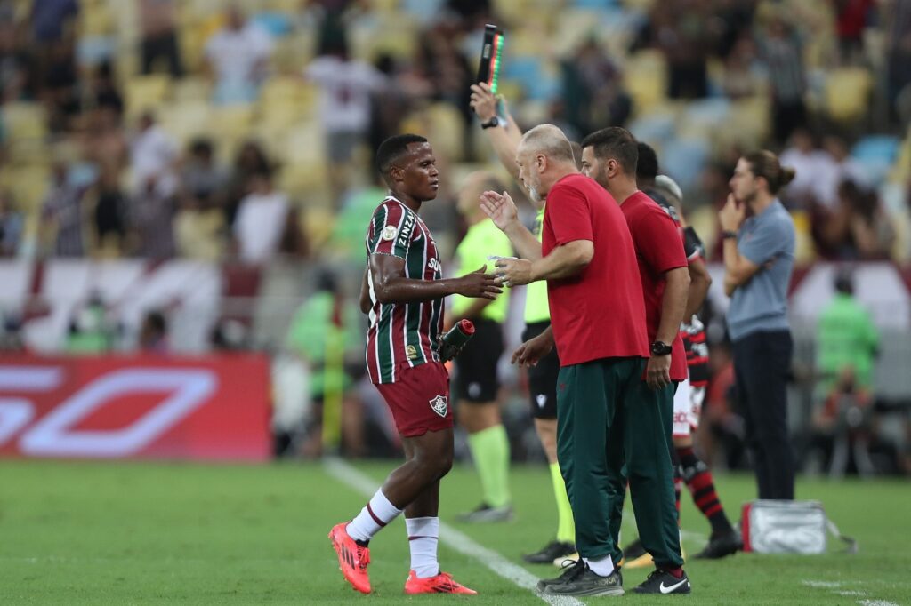 Jhon Arias, do Fluminense, comemora com Mano Menezes, técnico do Fluminense, após marcar o segundo gol de sua equipe na partida entre Flamengo e Fluminense, pelo Brasileirão 2024