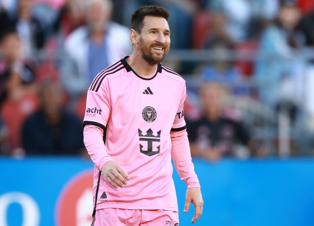 Lionel Messi do Inter Miami CF ri durante jogo contra o Toronto FC no BMO Field