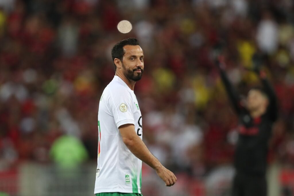 Nenê, do Juventude, reage após receber cartão vermelho durante partida do Brasileirão 2024 entre Flamengo e Juventude, no Estádio do Maracanã