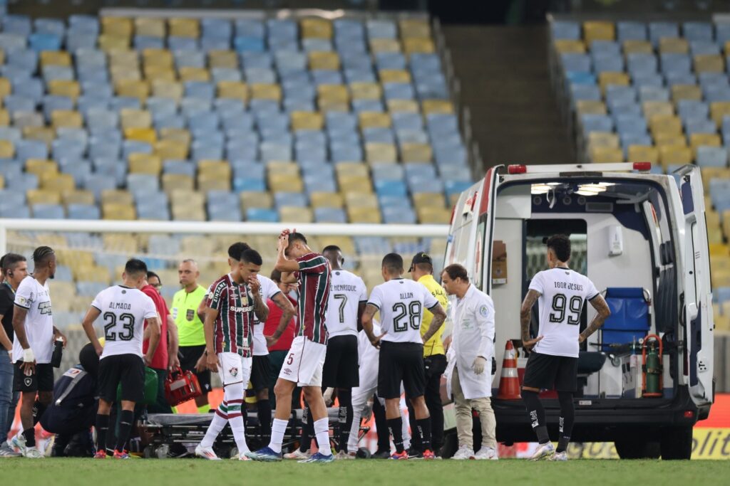 Nonato, do Fluminense, sai de campo em uma ambulância após lesão durante partida do Brasileirão 2024 entre Fluminense e Botafogo, no Estádio do Maracanã