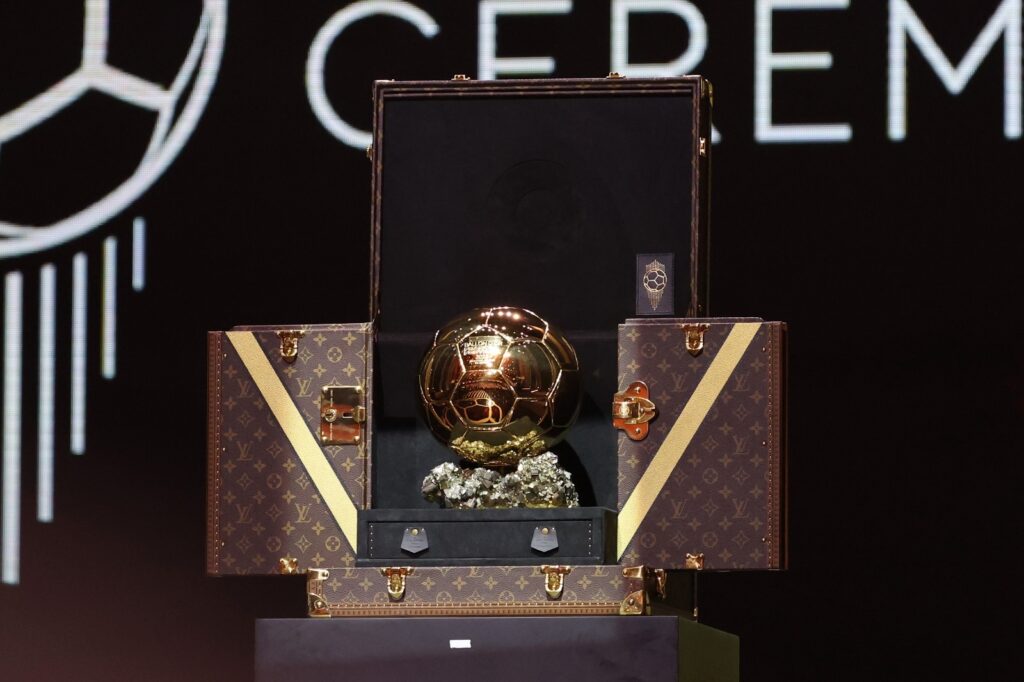 Uma visão geral do troféu Ballon D'Or na 67ª Cerimônia Ballon D'Or no Theatre Du Chatelet