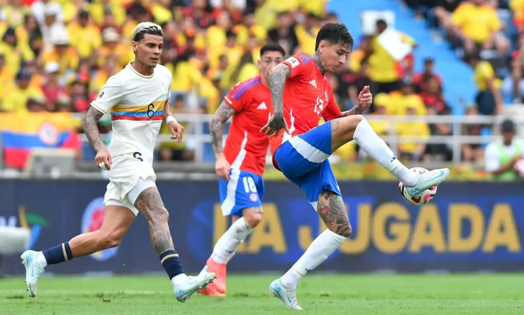 BARRANQUILLA, COLÔMBIA - 15 DE OUTUBRO: Erick Pulgar, do Chile, controla a bola contra Richard Rios, da Colômbia, durante a partida das Eliminatórias Sul-Americanas da Copa do Mundo da FIFA 2026 entre Colômbia e Chile, no Estádio Metropolitano Roberto Melendez, em 15 de outubro de 2024 em Barranquilla, Colômbia.