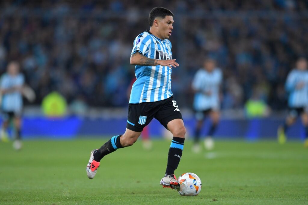 Quintero do Racing Club controla a bola durante as quartas de final da Copa CONMEBOL Sudamericana 2024