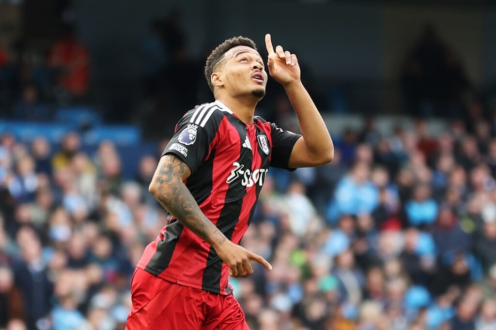 Rodrigo Muniz, do Fulham, comemora o segundo gol de seu time durante a partida da Premier League entre Manchester City FC e Fulham FC, no Etihad Stadium