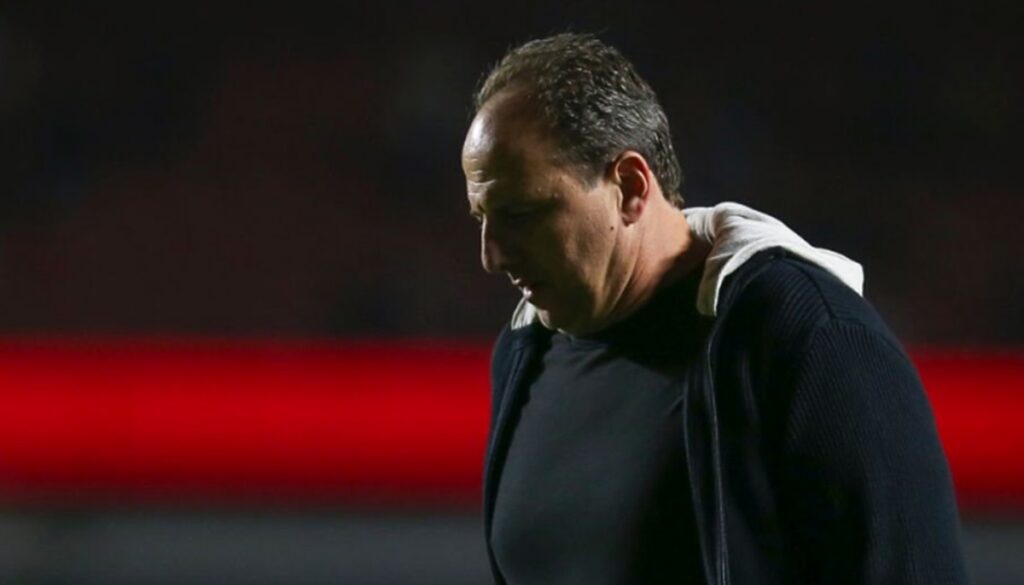 rogério ceni ex-flamengo olha para baixo no morumbi