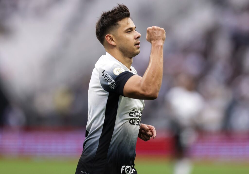 Angel Romero, do Corinthians, comemora após marcar o segundo gol de seu time na partida entre Corinthians e Atlético Goianiense, pelo Brasileirão