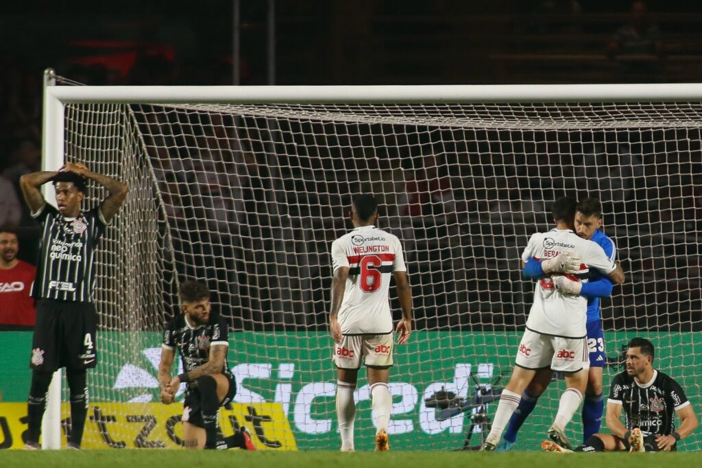 Jogadores do São Paulo comemoram após vencer a partida de volta da semifinal entre São Paulo e Corinthians pela Copa do Brasil 2023