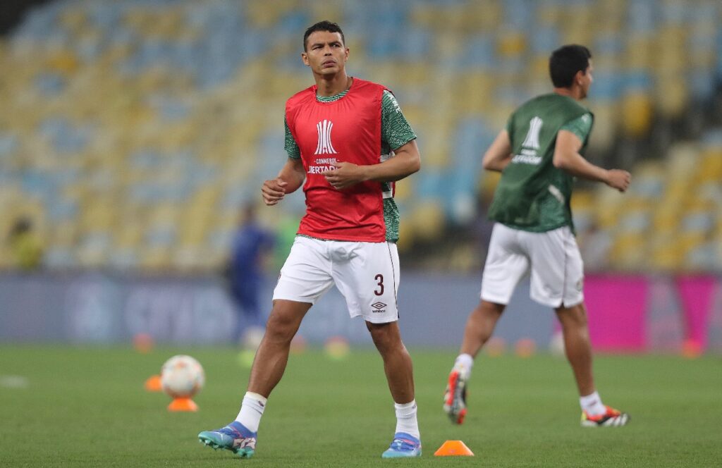 RIO DE JANEIRO, BRASIL - 20 DE AGOSTO: Thiago Silva, do Fluminense, se aquece antes da partida da Copa CONMEBOL Libertadores entre Fluminense e Grêmio no Estádio do Maracanã em 20 de agosto de 2024 no Rio de Janeiro, Brasil.