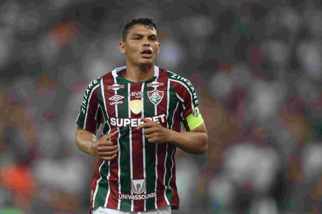 RIO DE JANEIRO, BRASIL - 1º DE SETEMBRO: Thiago Silva do Fluminense observa durante a partida entre Fluminense e São Paulo como parte do Brasileirao 2024 no Estádio do Maracanã em 1º de setembro de 2024 no Rio de Janeiro, Brasil.