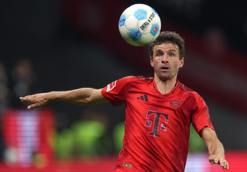 Thomas Müller, do Bayern München, controla a bola durante a harmonia da Bundesliga entre Eintracht Frankfurt e FC Bayern München