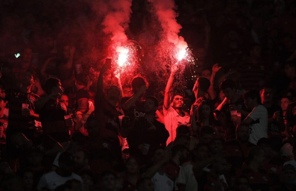 torcida do flamengo com sinalizador no maracanã