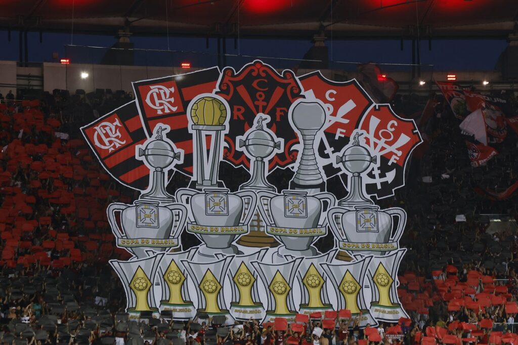 Mosaico da torcida do Flamengo com escudos e grandes conquistas do clube antes de jogo contra o Fluminense, no Maracanã, pelo Brasileirão 2023