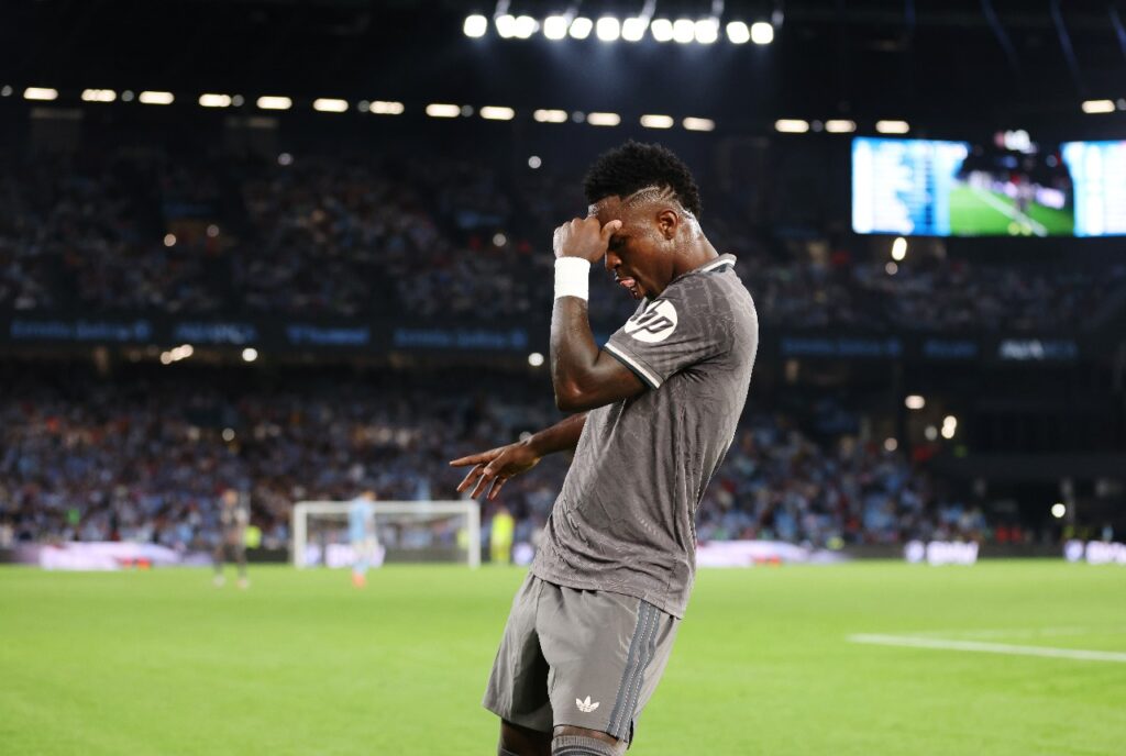 VIGO, ESPANHA - 19 DE OUTUBRO: Vinicius Junior do Real Madrid comemora o segundo gol de sua equipe durante a partida da LaLiga entre RC Celta de Vigo e Real Madrid CF no Estadio de Balaidos em 19 de outubro de 2024 em Vigo, Espanha.