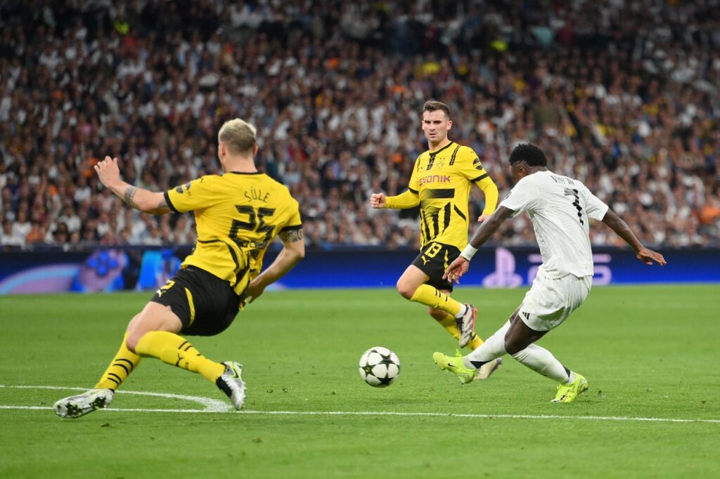 MADRI, ESPANHA - 22 DE OUTUBRO: Vinicius Junior, do Real Madrid, marca o quarto gol de sua equipe durante a partida da fase MD3 da Liga dos Campeões da UEFA 2024/25 entre o Real Madrid C.F. e o Borussia Dortmund no Estádio Santiago Bernabeu em 22 de outubro de 2024 em Madri, Espanha.