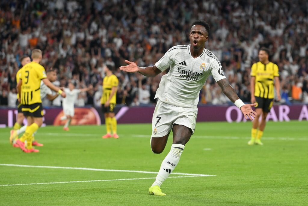 MADRI, ESPANHA - 22 DE OUTUBRO: Vinicius Junior, do Real Madrid, comemora o segundo gol de sua equipe durante a partida da fase MD3 da Liga dos Campeões da UEFA 2024/25 entre o Real Madrid C.F. e o Borussia Dortmund no Estádio Santiago Bernabeu em 22 de outubro de 2024 em Madri, Espanha.