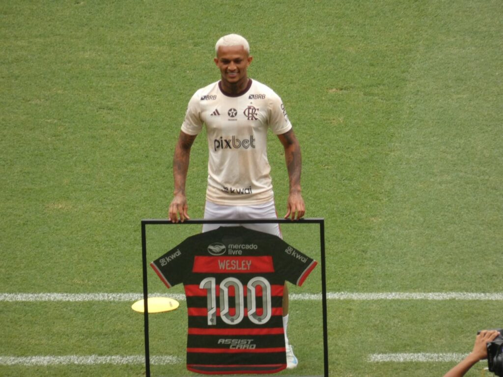 Wesley sendo homenageado por 100 jogos no Flamengo.