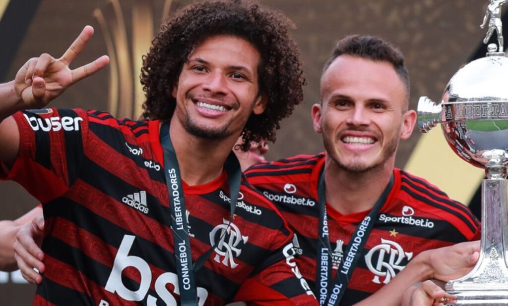 willian arão e renê comemorando título pelo flamengo