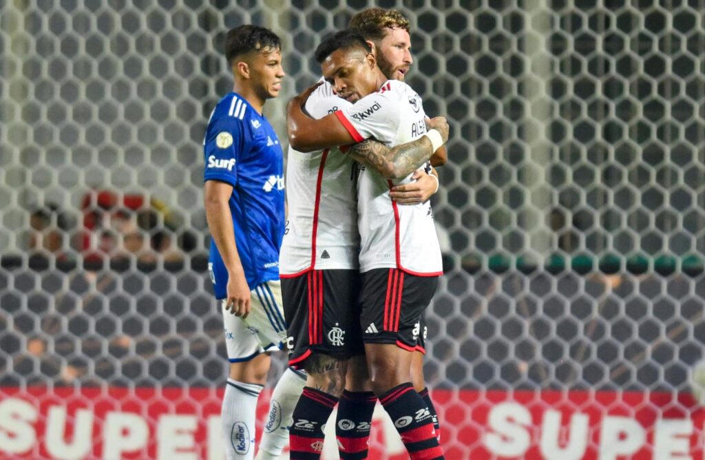 Alex Sandro abraça Léo Pereira em Cruzeiro x Flamengo