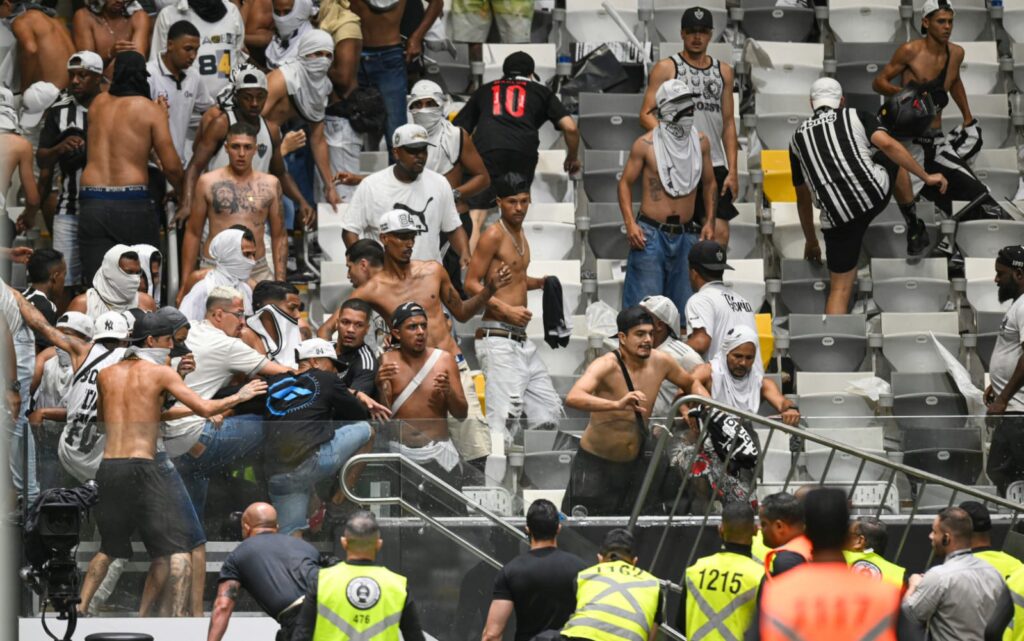 Torcedores do Atlético-MG fazem caos na Arena MRV após derrota para o Flamengo na final da Copa do Brasil