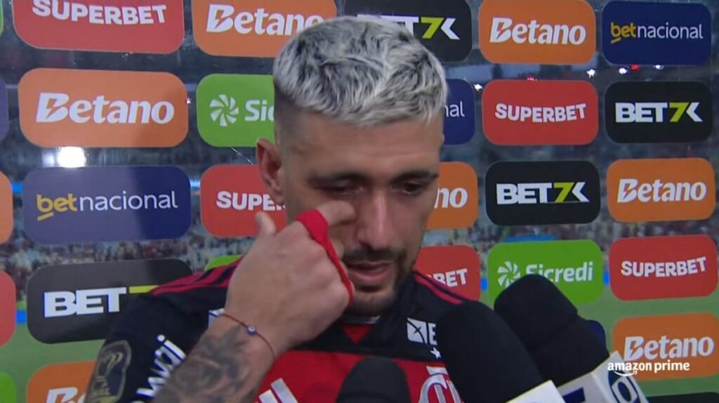 Arrascaeta coça olho durante entrevista após Flamengo 3x1 Atlético-MG no jogo de ida da final da Copa do Brasil 2024, no Maracanã