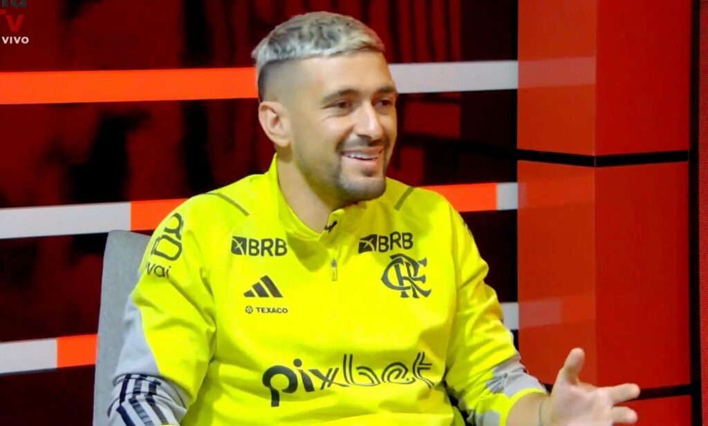 Arrascaeta sorri ao falar de Filipe Luís em entrevista à FlaTV