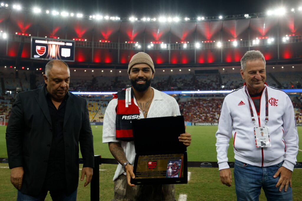 Braz e Landim ao lado do Gabigol no Maracanã; jornalistas criticam falta de profissionalismo no departamento de futebol do Flamengo