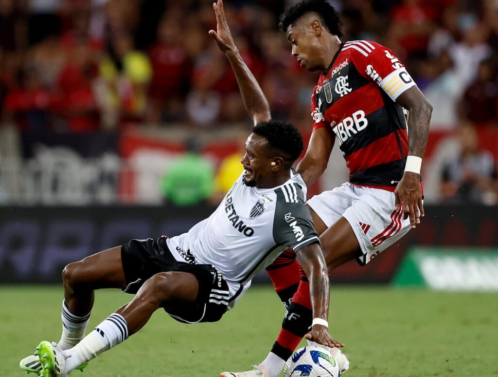 Bruno Henrique em dividida contra o Atlético-MG