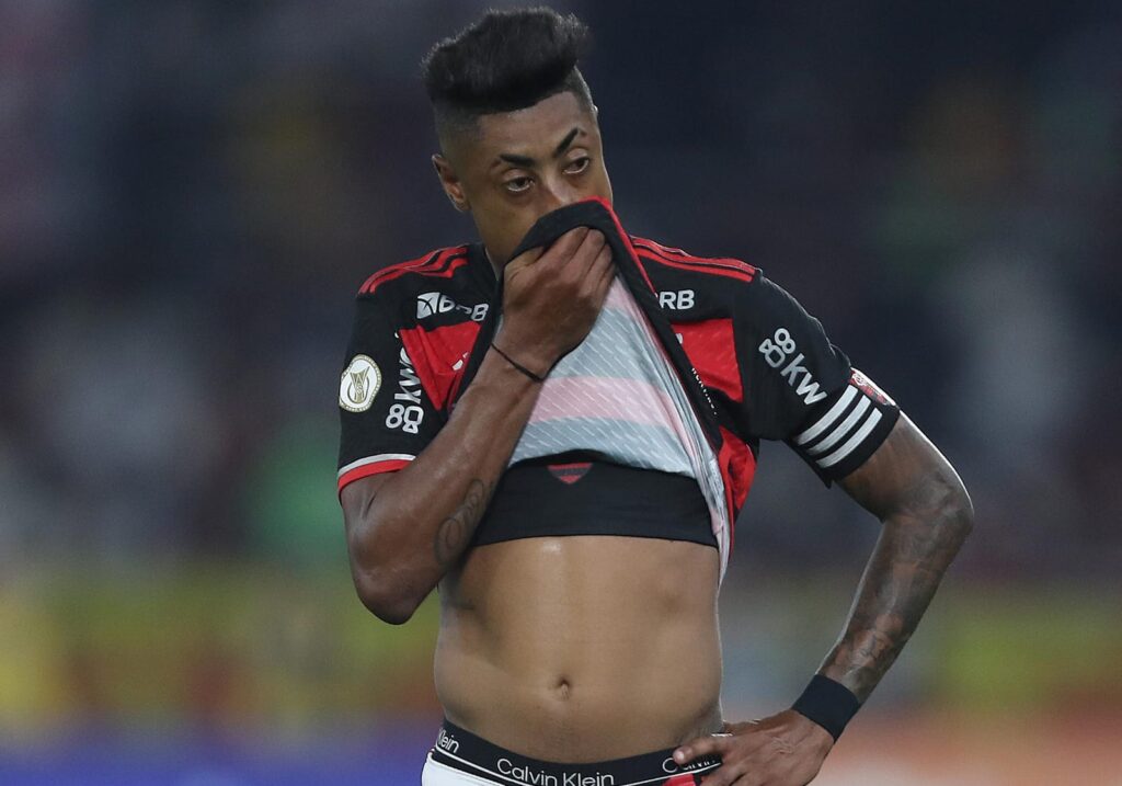 Bruno Henrique leva camisa do Flamengo ao rosto