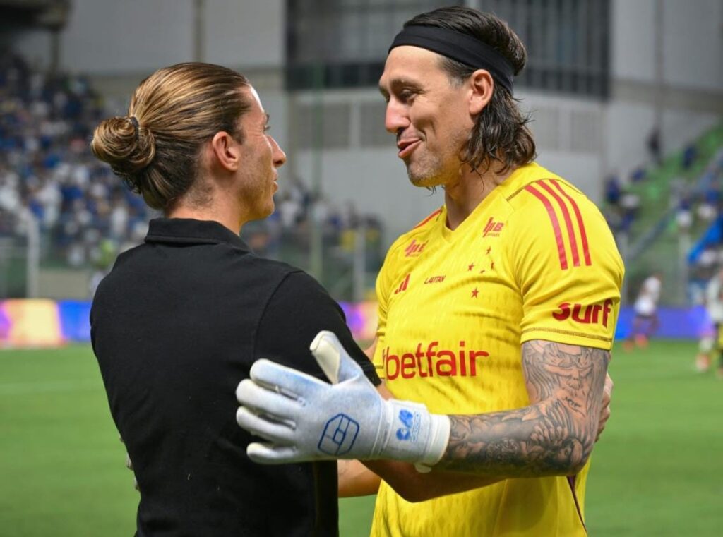 Cássio conversa com Filipe Luís no Cruzeiro x Flamengo