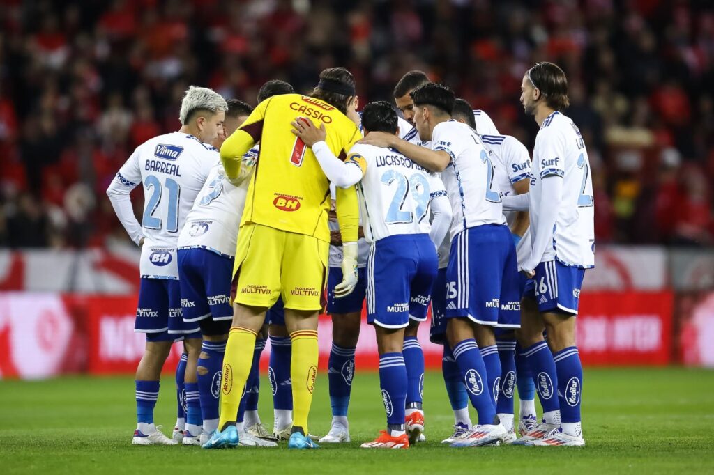 Time do Cruzeiro reunido antes de jogo no Brasileirão; veja como chega o time para enfrentar o Flamengo