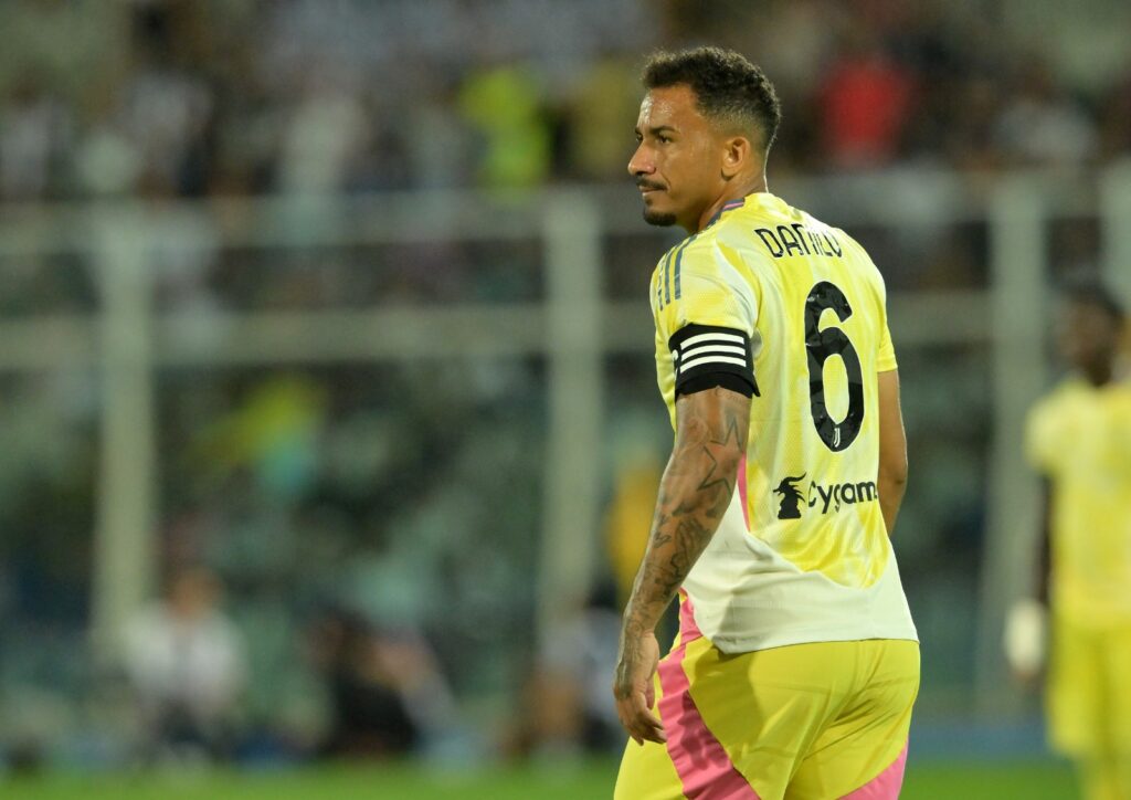 Danilo da Juventus FC observa durante o jogo Frienldy de pré-temporada entre Juventus FC e Brest no Stadio Adriatico Giovanni Cornacchia