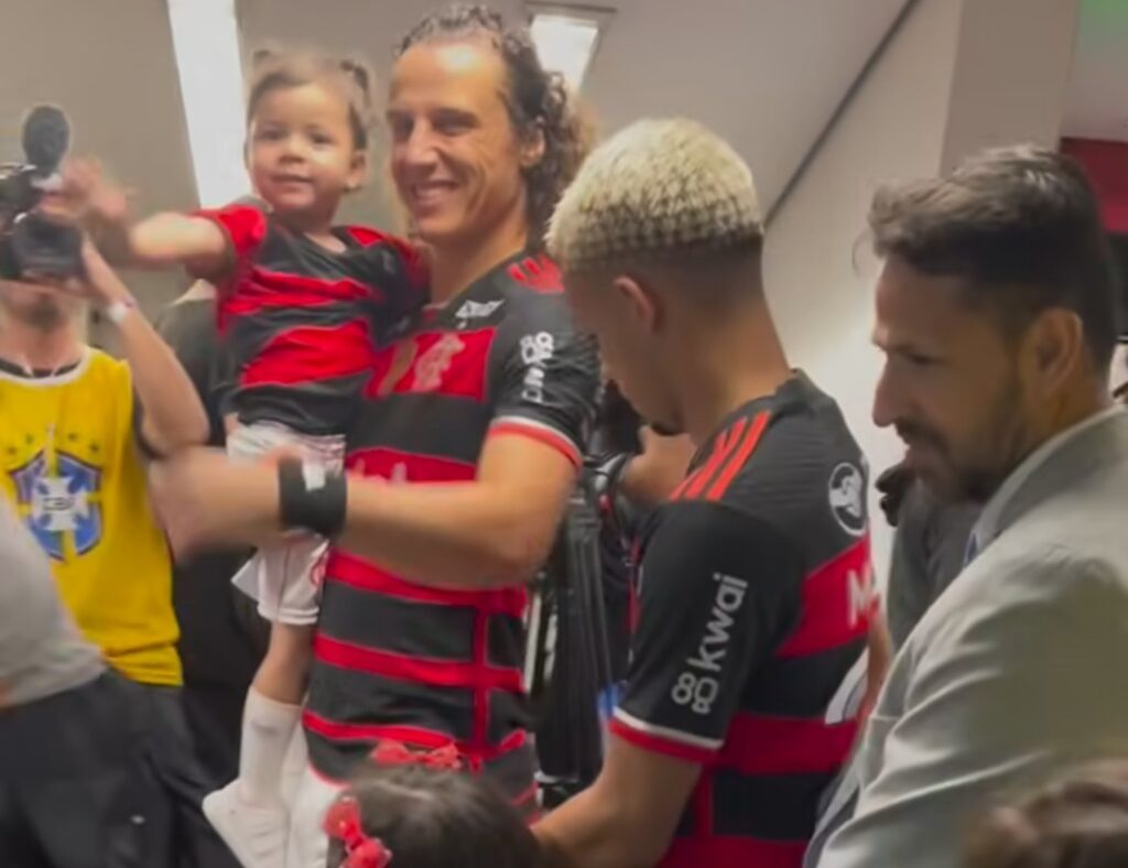 David Luiz sorri com Maria no colo antes de Flamengo x Atlético-MG