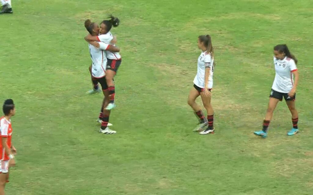 Duda Rodrigues comemora gol pelo Flamengo sobre o Internacional