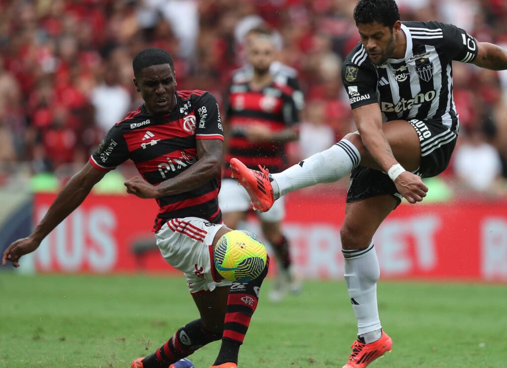 Evertton Araújo bloqueia chute de Hulk em Flamengo x Atlético-MG, pela final da Copa do Brasil