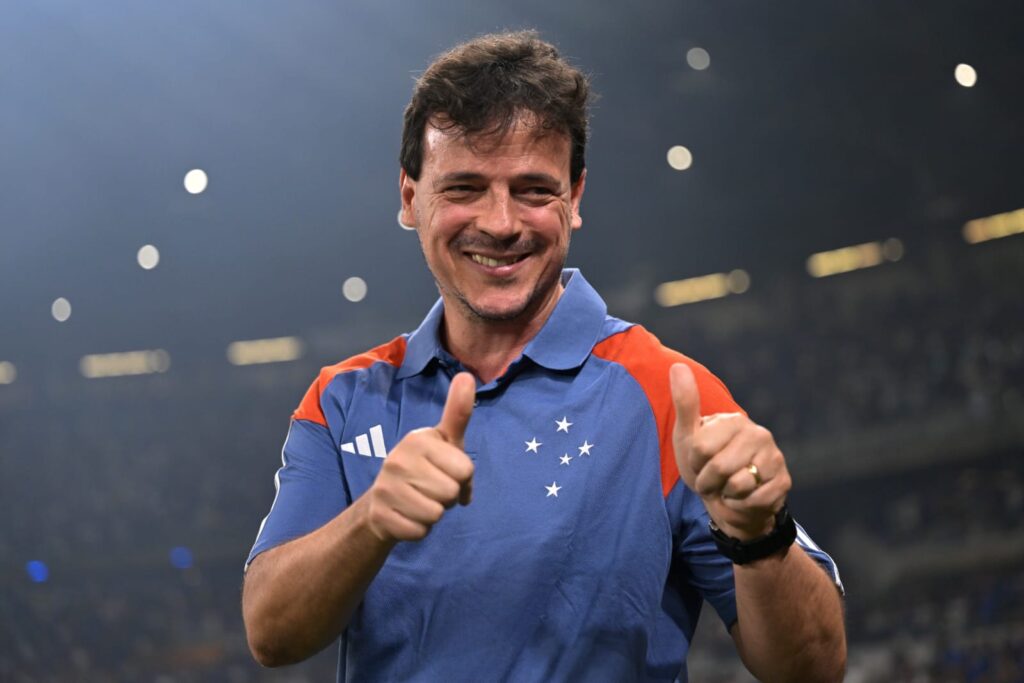 Fernando Diniz sorri durante jogo do Cruzeiro