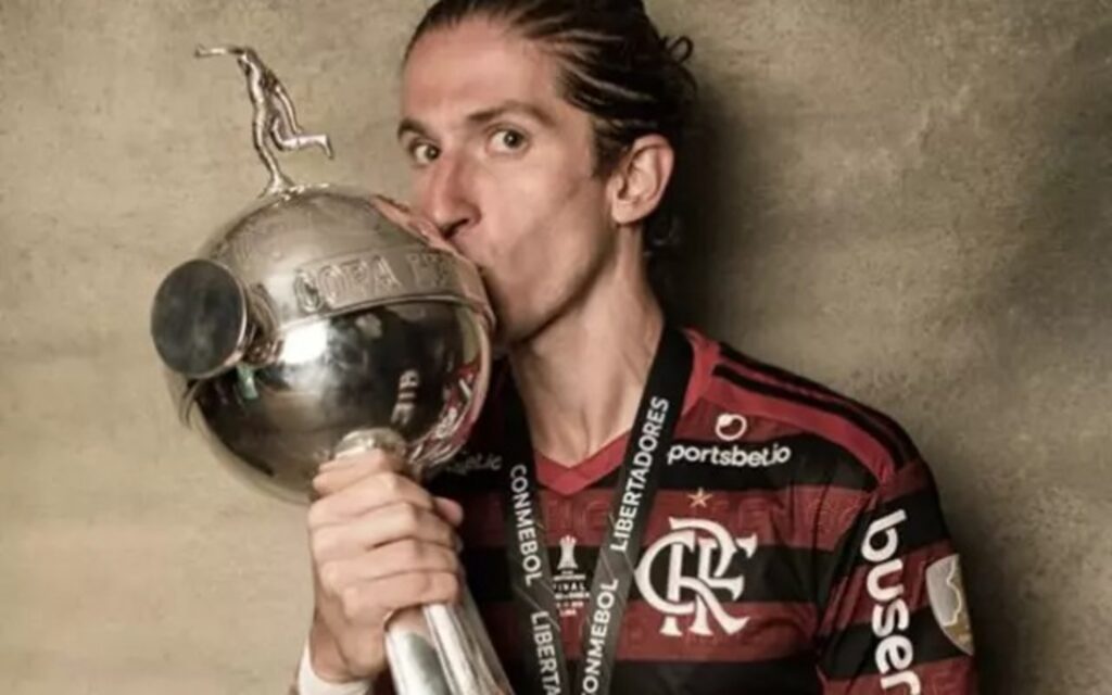 Filipe Luís com taça da Libertadores de 2019