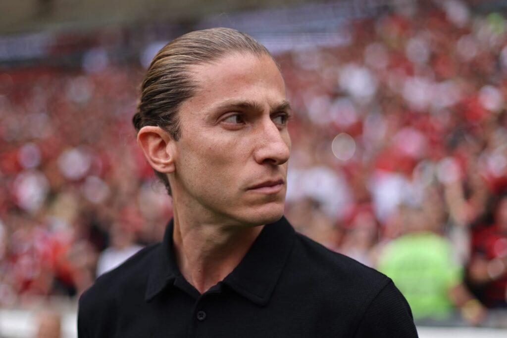 Filipe Luís olha para o lado em jogo do Flamengo no Maracanã