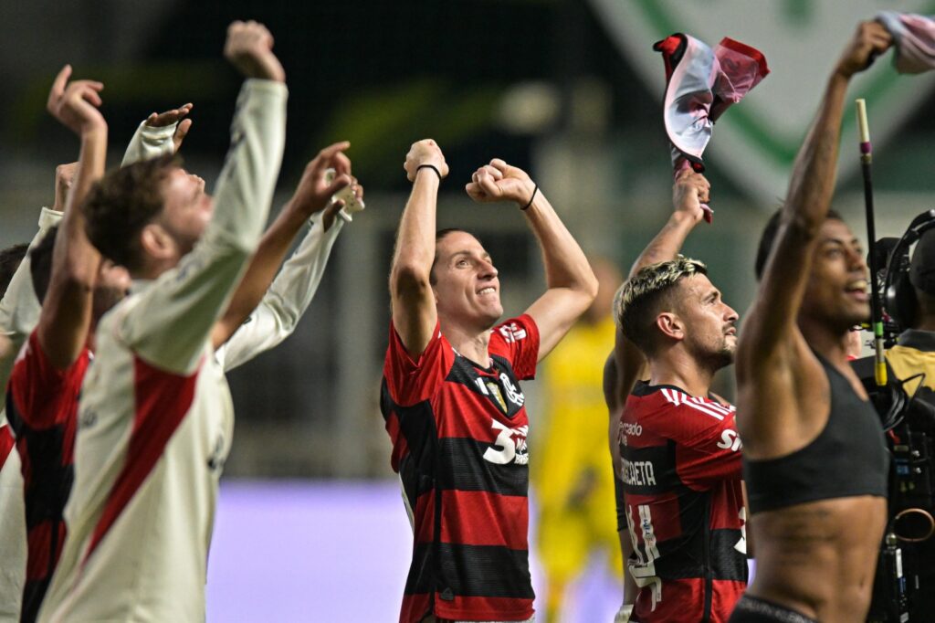 Filipe Luís e jogadores do Flamengo comemoram vitória no Independência em 2023; jogo com Cruzeiro pode ser maior sequência invicta do time no estádio