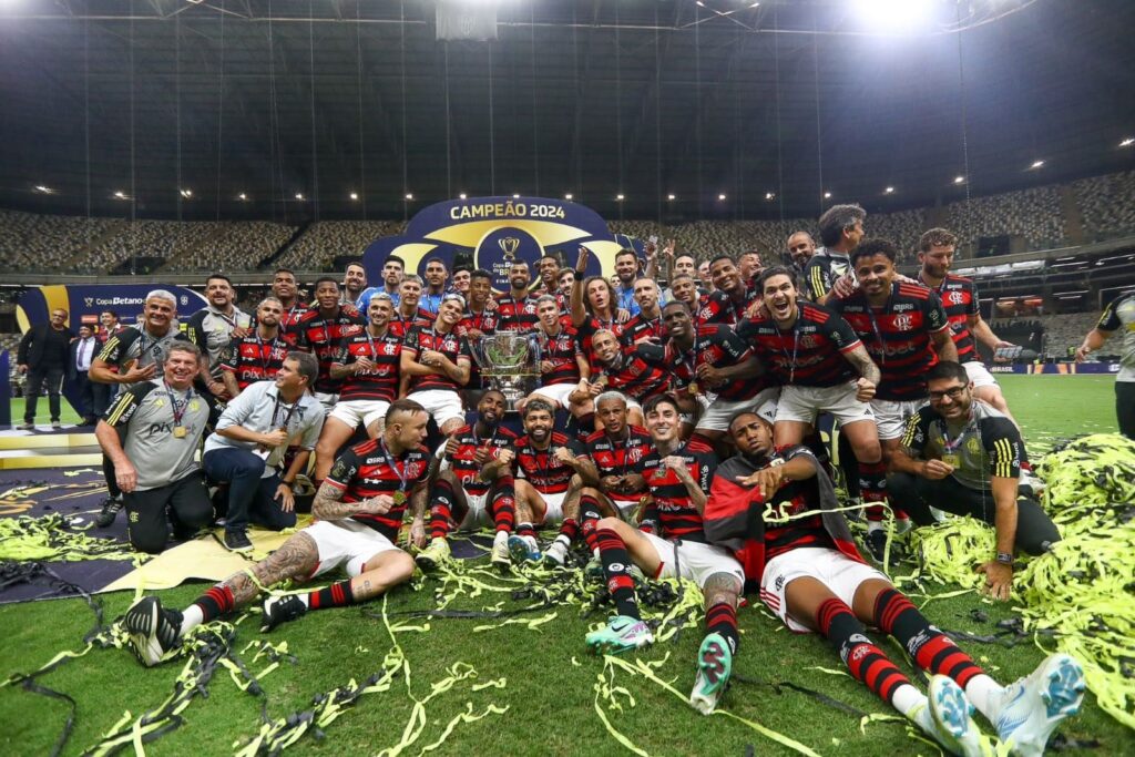 Jogadores do Flamengo comemoram título da Copa do Brasil no campo de Arena MRV