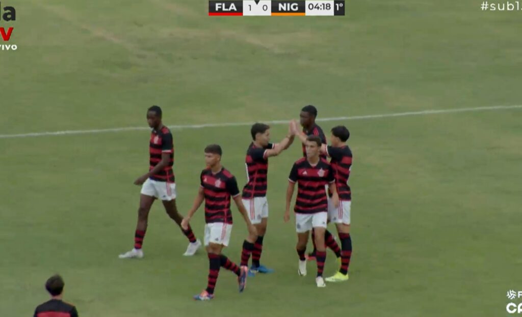 Flamengo comemora gol sobre o Nova Iguaçu