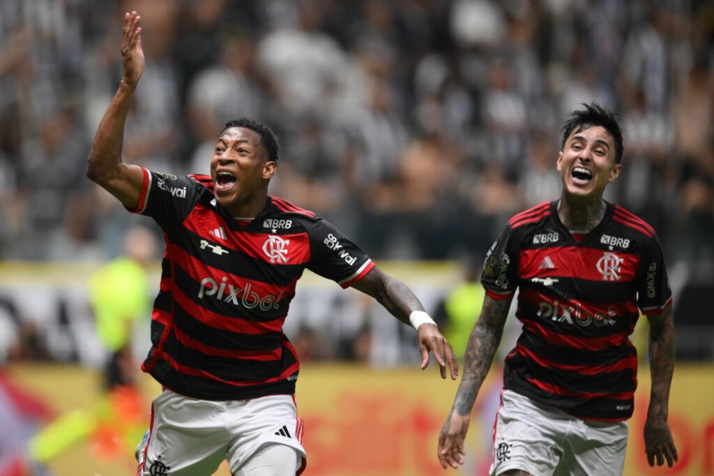 Plata e Pulgar celebram título do Flamengo na Copa do Brasil