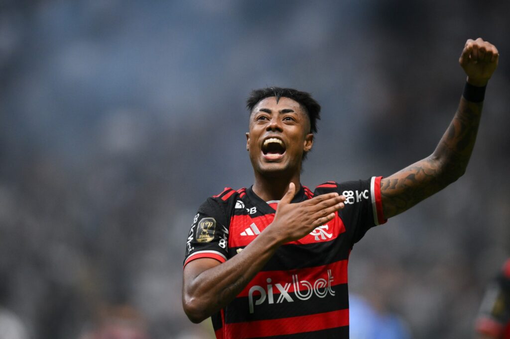 Bruno Henrique celebra título da Copa do Brasil pelo Flamengo; time bateu meta de premiação na temporada