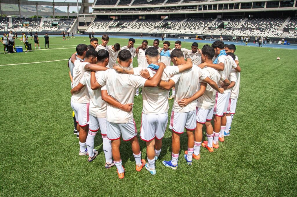 Flamengo amassa o Botafogo no Engenhão e encaminha vaga para final do Carioca Sub-17